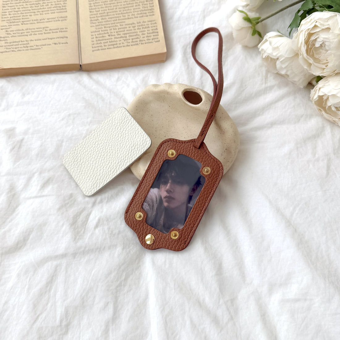 Aurekto Signature Case Caramel Ivory — Italian leather photocard case still life