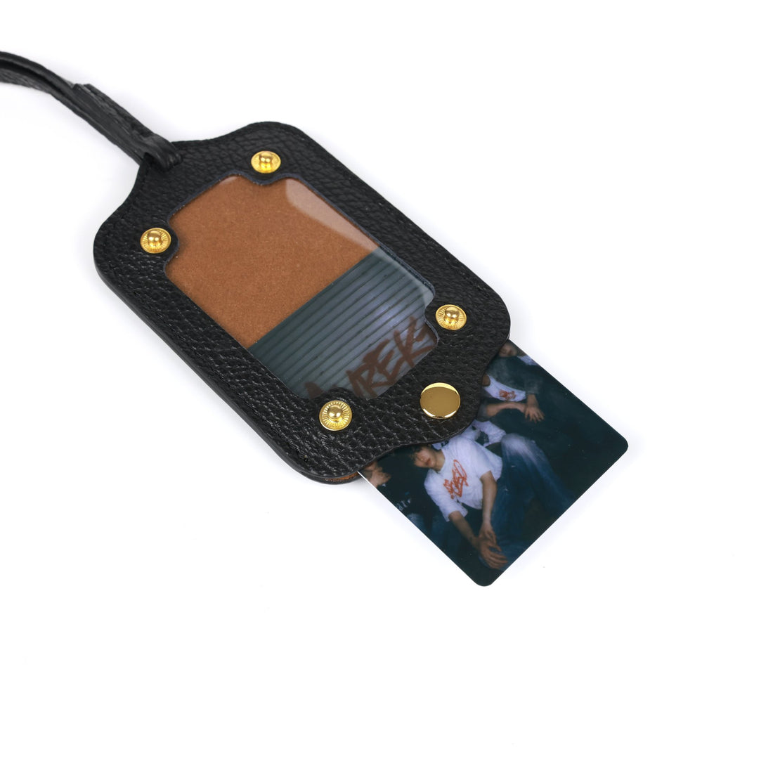 Photocard sliding out of the Aurekto Signature Case in Noir Rouge leather
